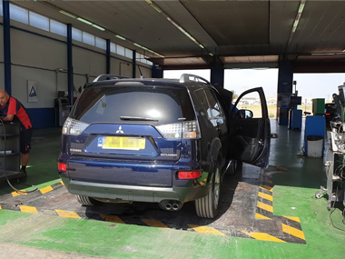 Mitsubishi Outlander is weighed at start of import test Mitsubishi Oultander at scale